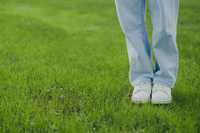 dívka na trávníku